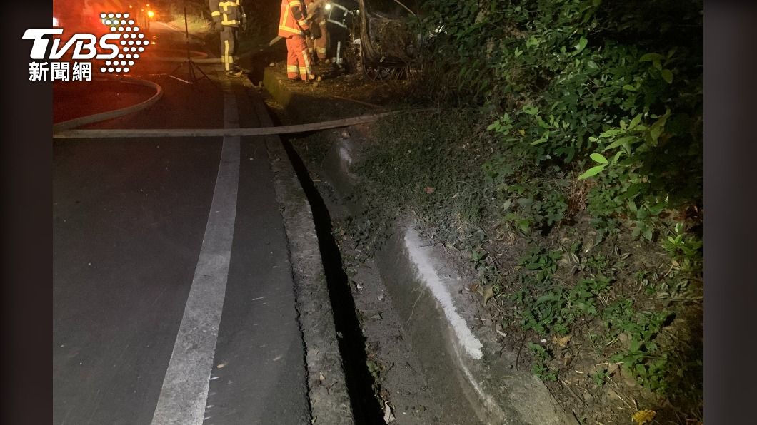 奧迪疑似打滑自撞,水泥護欄留下長長的磨擦痕跡。(圖/TVBS)