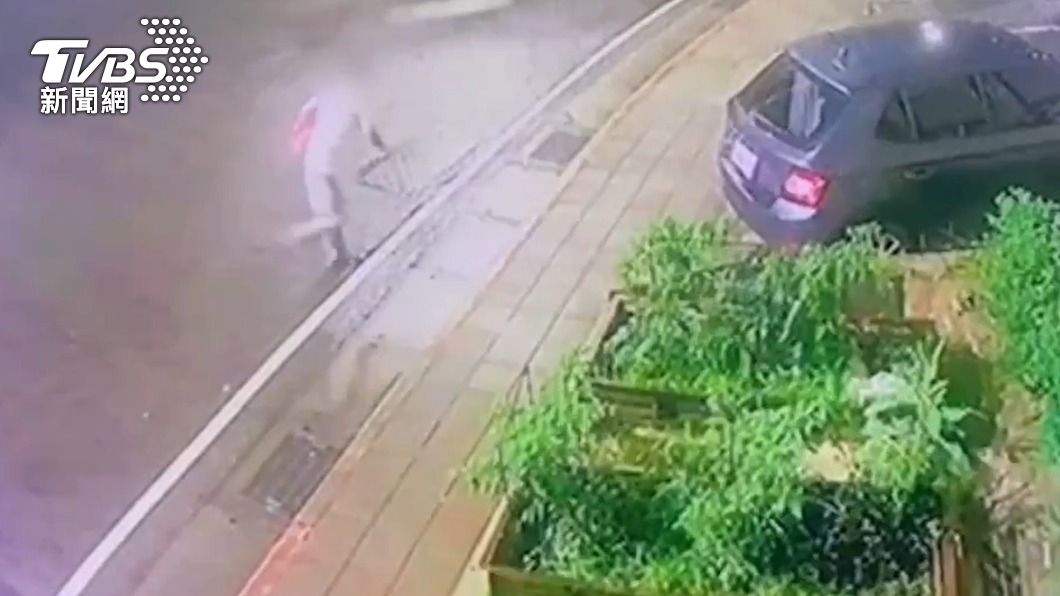 前一晚到超商行竊現在又丟石砸車 遭逮稱「只是心情差」