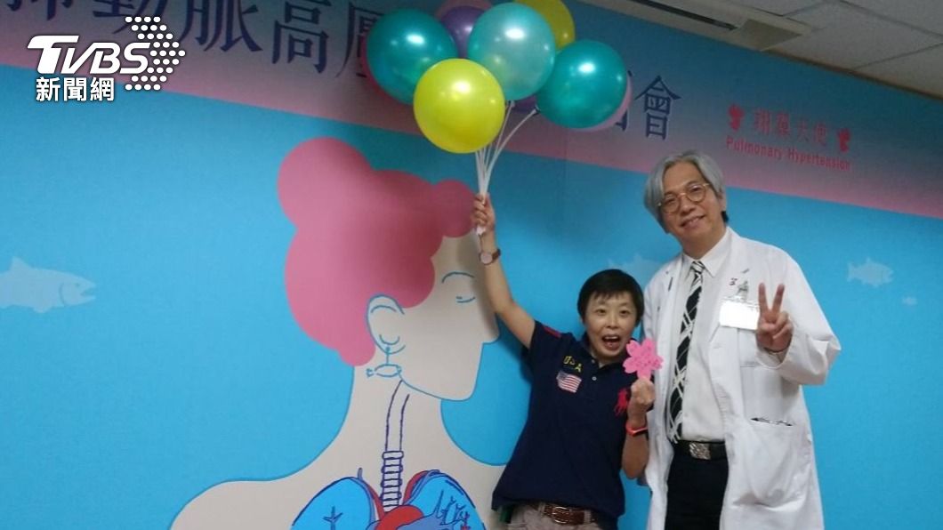 患者王小姐與主治醫師吳懿哲合影。(圖/院方提供)