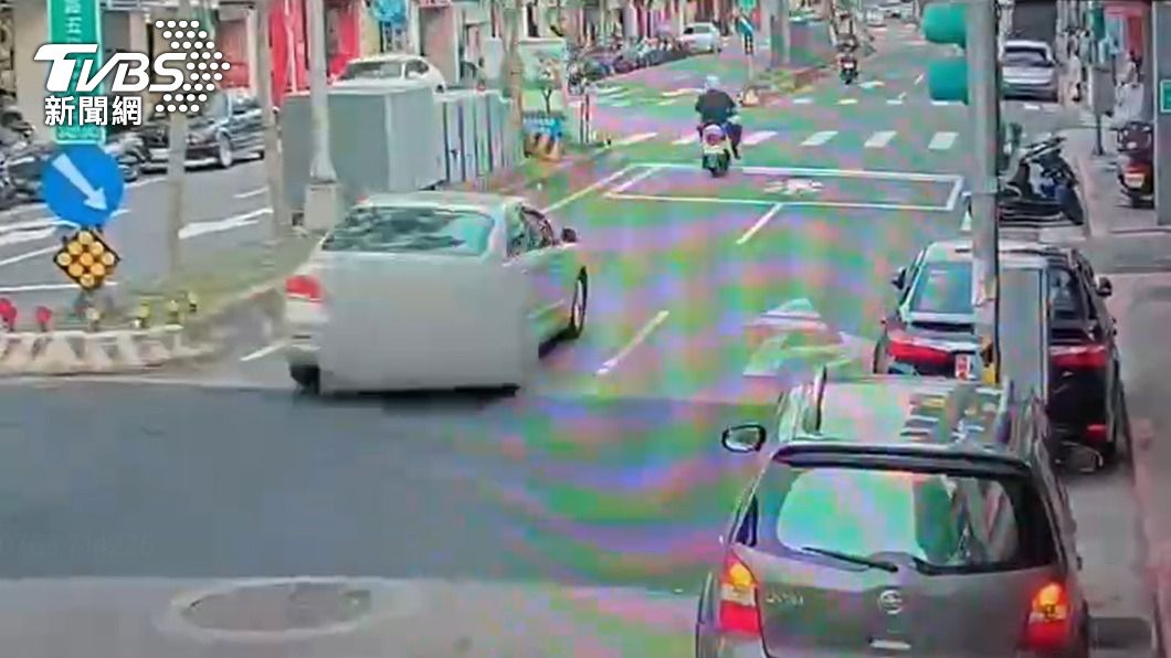 夫狂奔派出所求助:「我太太羊水破了!」 警車護送「一路暢通」助順產