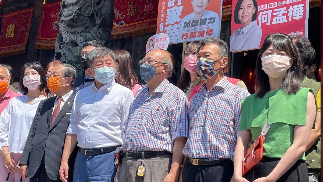 沒快閃!高嘉瑜陪陳時中拜廟 支持者喊:別跟蔻蔻姐吵架