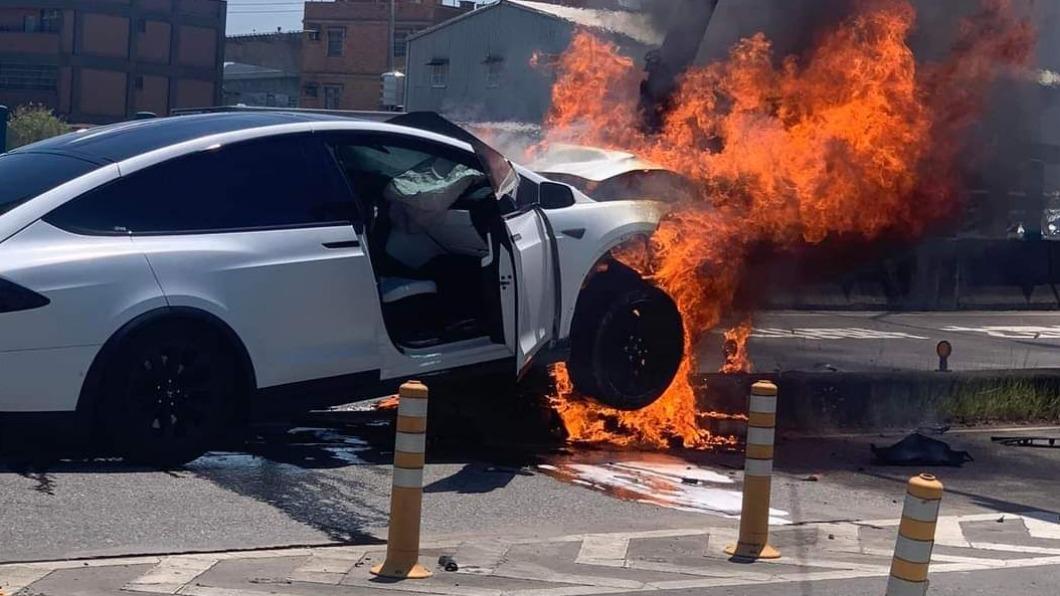 特斯拉火燒車。(圖/翻攝自爆廢公社)