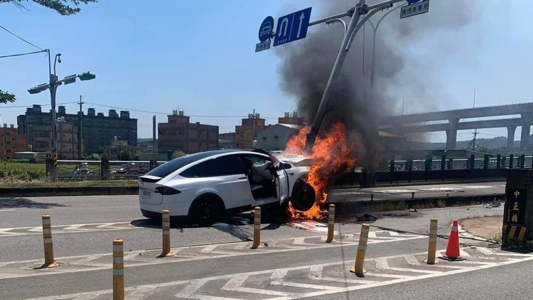 特斯拉自撞電線桿。（圖／翻攝自爆廢公社）