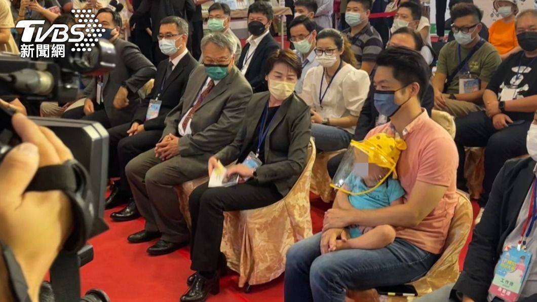 同台了!蔣萬安帶二寶 軟化黃珊珊喊「生第三胎補助3萬」