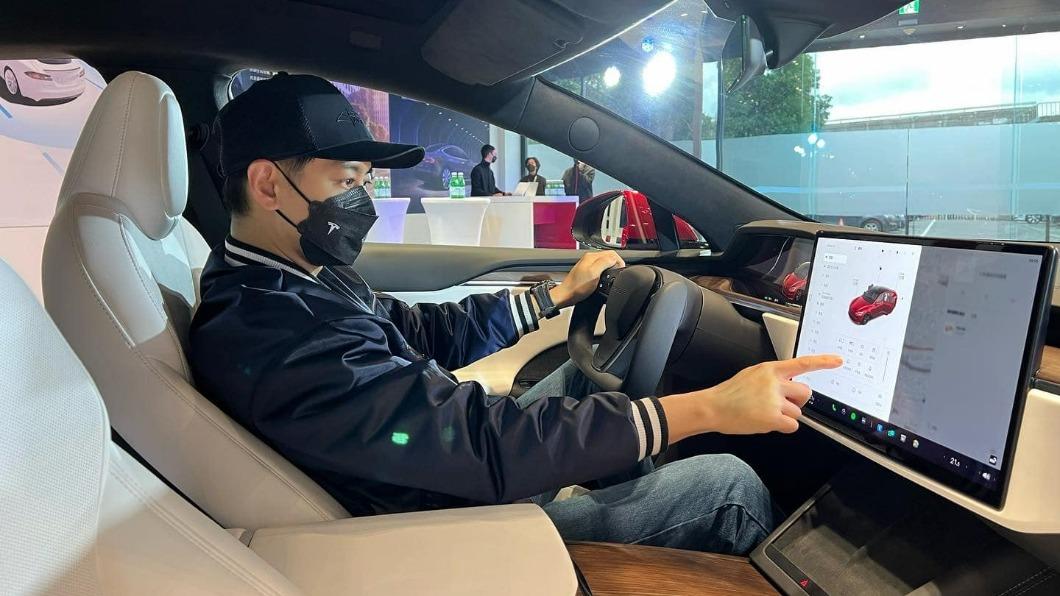 特斯拉當賽車開!林志穎「1月才曬試駕照」今自撞車燒成火球