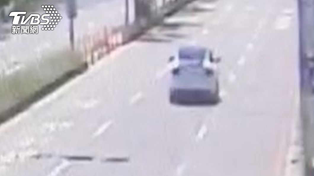 林志穎原先直行在車道上。(圖/TVBS)