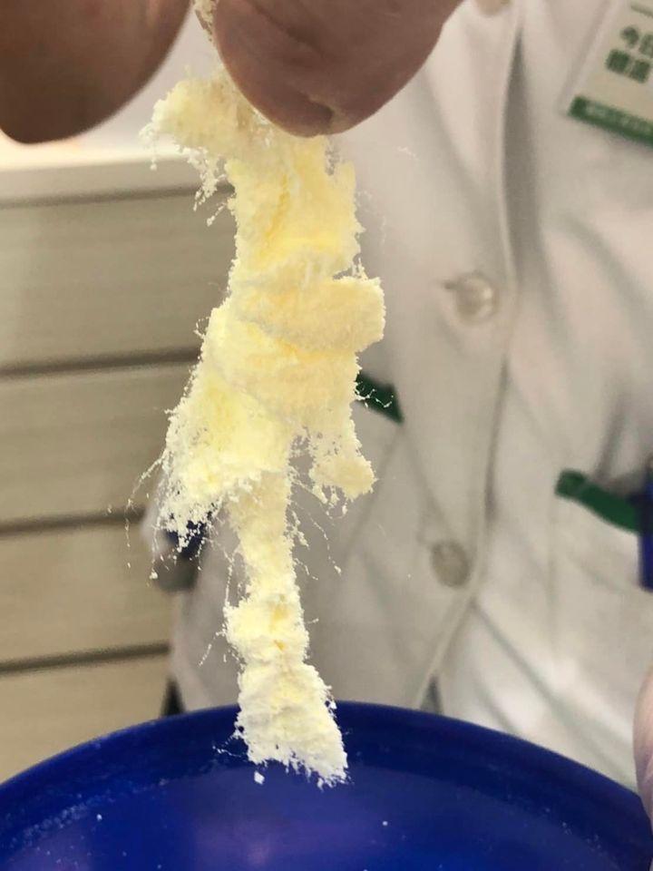 奶粉罐中發現大片異物。(圖/翻攝自爆料公社)