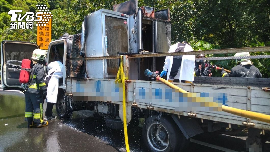 快訊／小貨車行駛國道後車斗冷凍櫃突竄火　駕駛驚逃