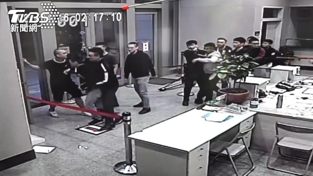 黑衣人大鬧警局工作紀錄簿竟隱匿 北市4警認罪獲緩起訴、罰14萬