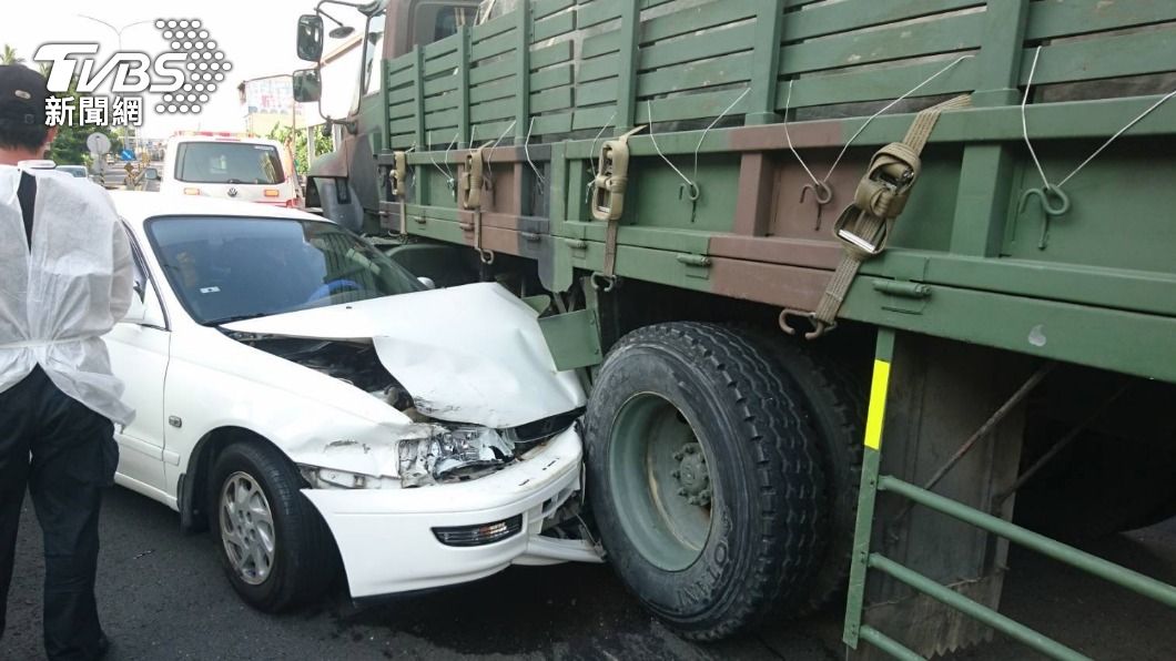 驚險瞬間!轎車「遭軍車擦撞」180度旋轉 險拖進車底