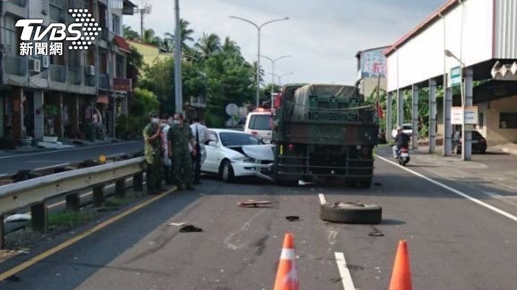 轎車遭撞當場旋轉180度。(圖/警方提供)