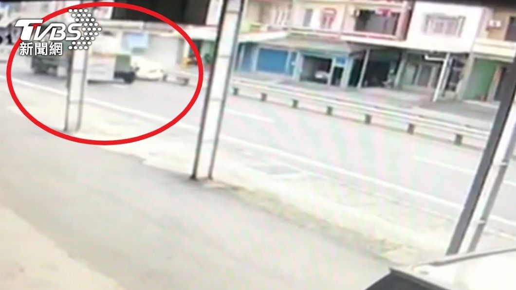 軍車變換車道時撞上轎車。(圖/警方提供)