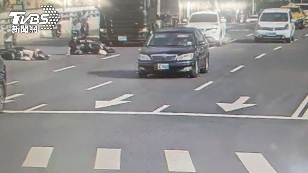疑壓到異物急煞釀追撞 2機車騎士倒地差點又被輾
