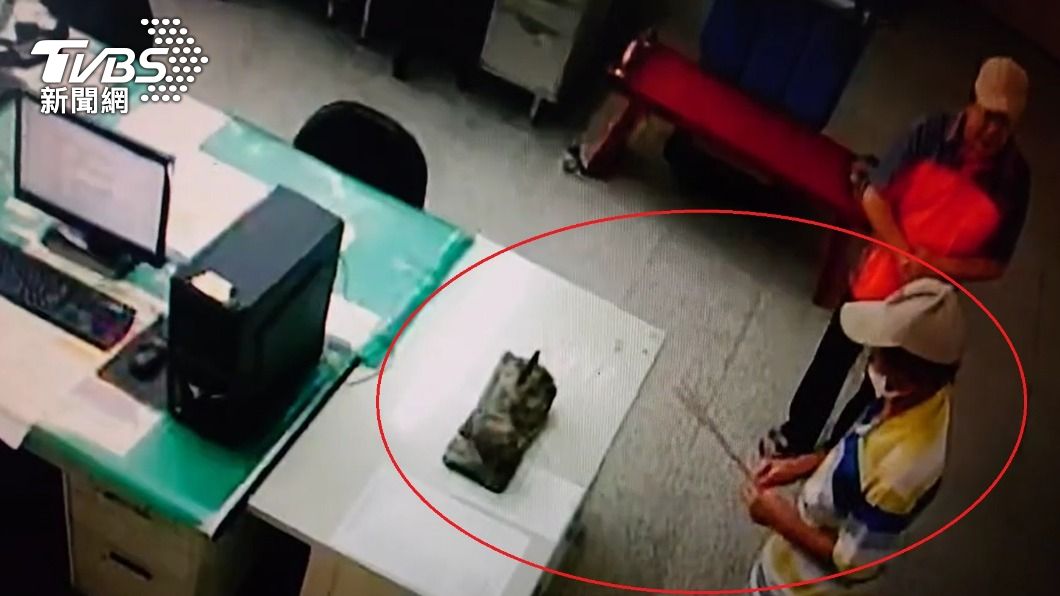 廟公上香請虎爺回廟。（圖／TVBS）