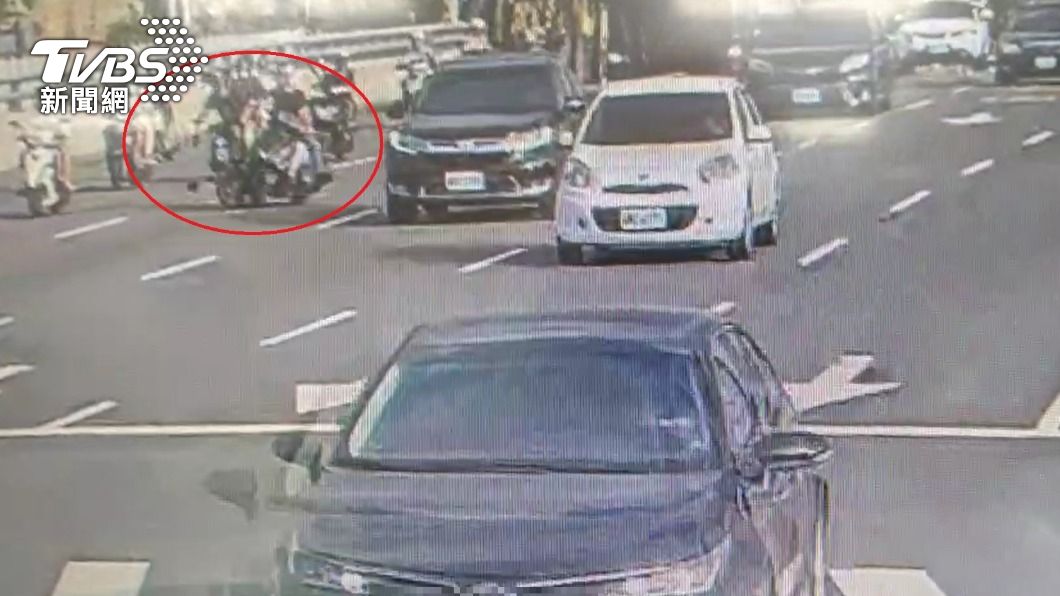 監視器拍下2機車追撞的瞬間。（圖／TVBS）