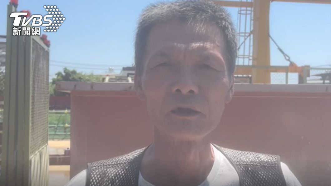 工人還原林志穎車禍事故現場。（圖／TVBS）