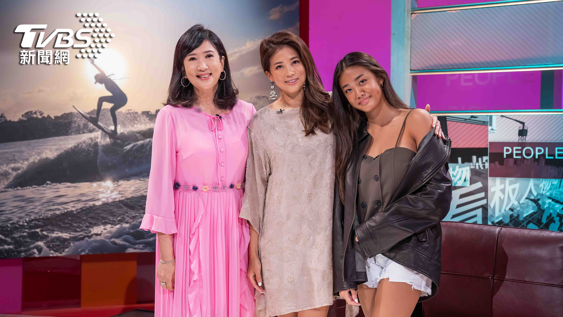 陳美彤(中)帶著同為快艇衝浪好手的女兒陳宥蓁(右一)受訪。(圖/TVBS提供)