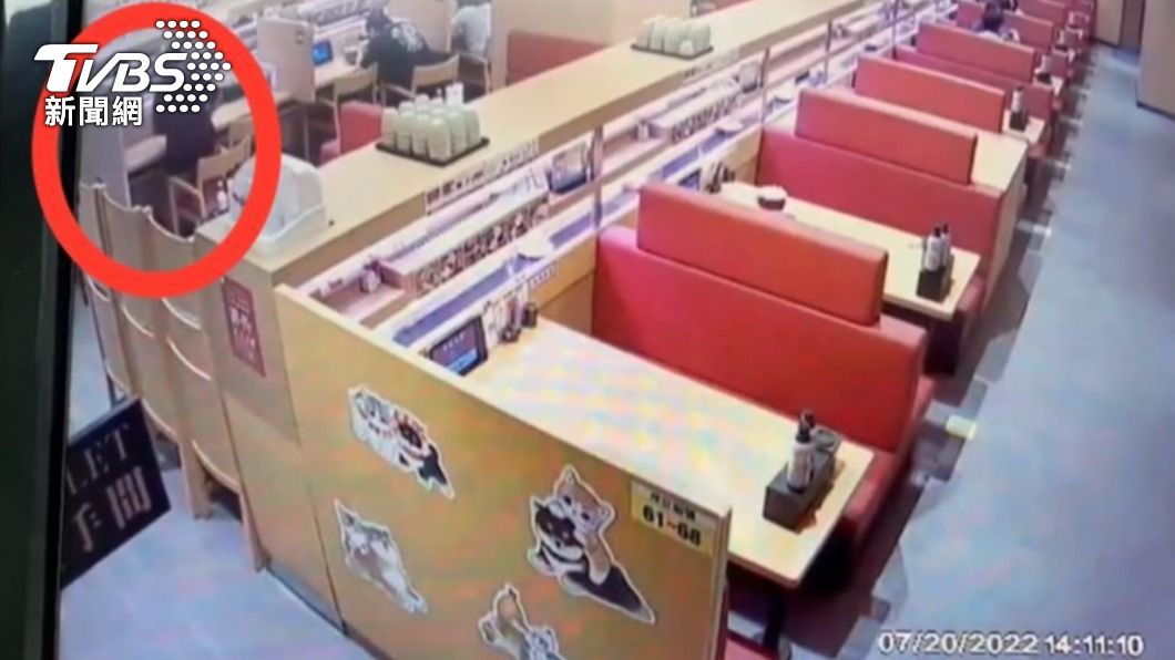 楊姓婦人在迴轉壽司店狂嗑1790元的壽司。(圖/TVBS)