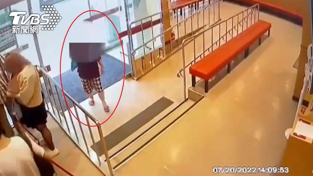 楊姓婦人現身在迴轉壽司店。(圖/TVBS)