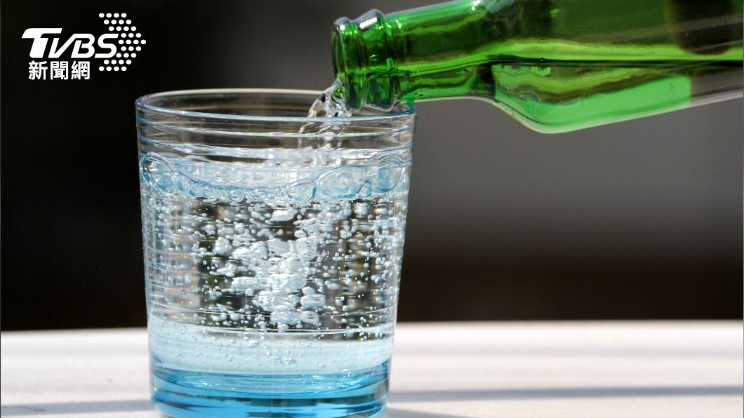 吃藥配氣泡水可能導致吸收不良。(示意圖/shutterstock達志影像)
