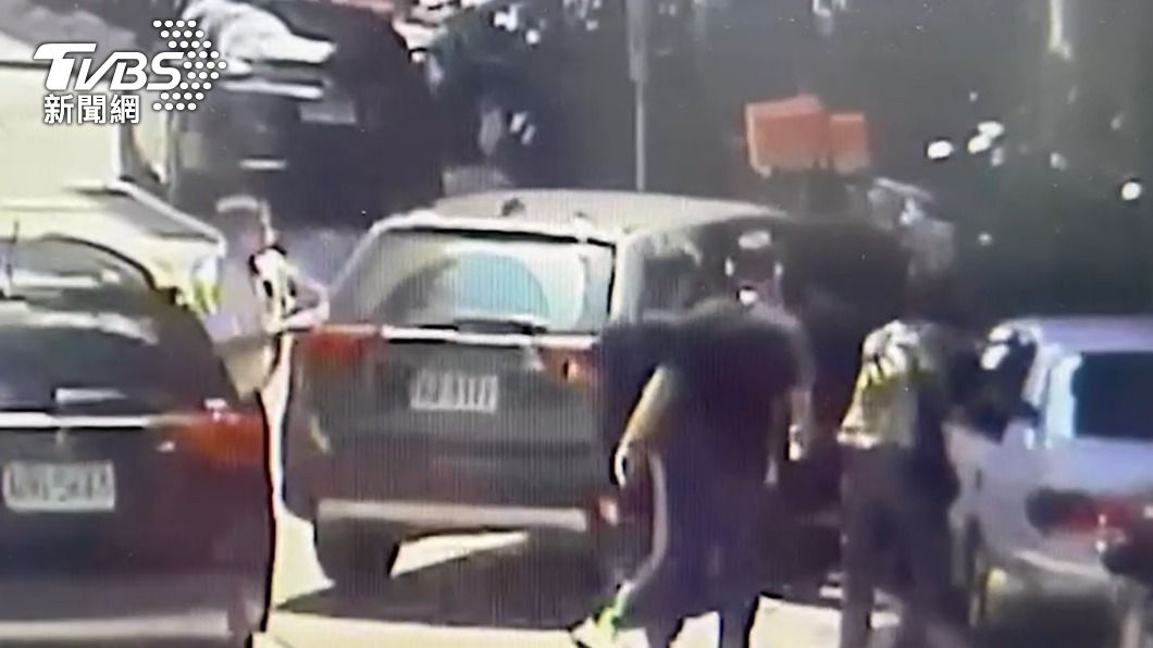 王嫌駕駛銀色小轎車遭到圍捕，但他仍頑強抵抗，衝撞偵防車後逃逸。（圖／TVBS）