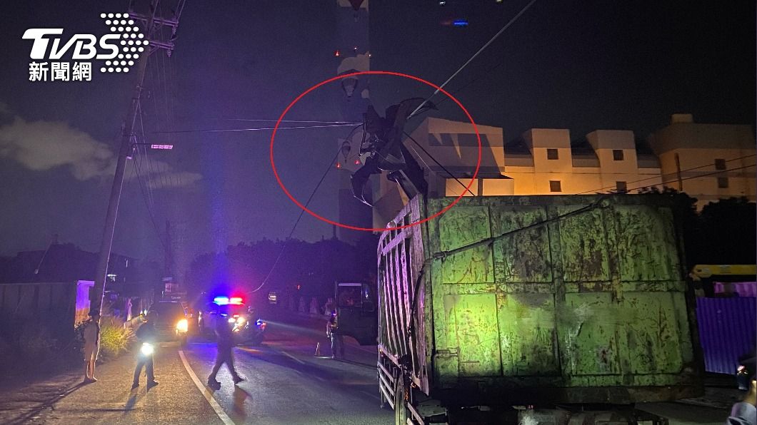 這次不是小動物!貨車忘收夾子勾斷電線 路燈整排停電