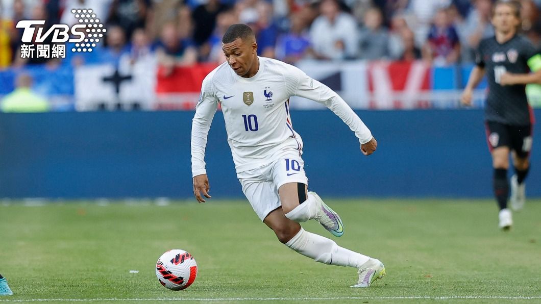Kylian Mbappé在法國總統都出面挽留、PSG開出超優惠條件下留隊,未如傳言轉頭皇馬。(圖/達志影像美聯社)