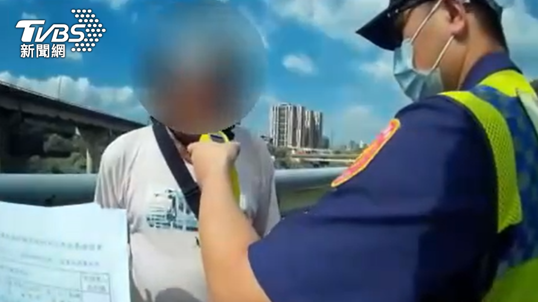 警員對陳男實施酒測，吹了第6次才成功。（圖／TVBS）