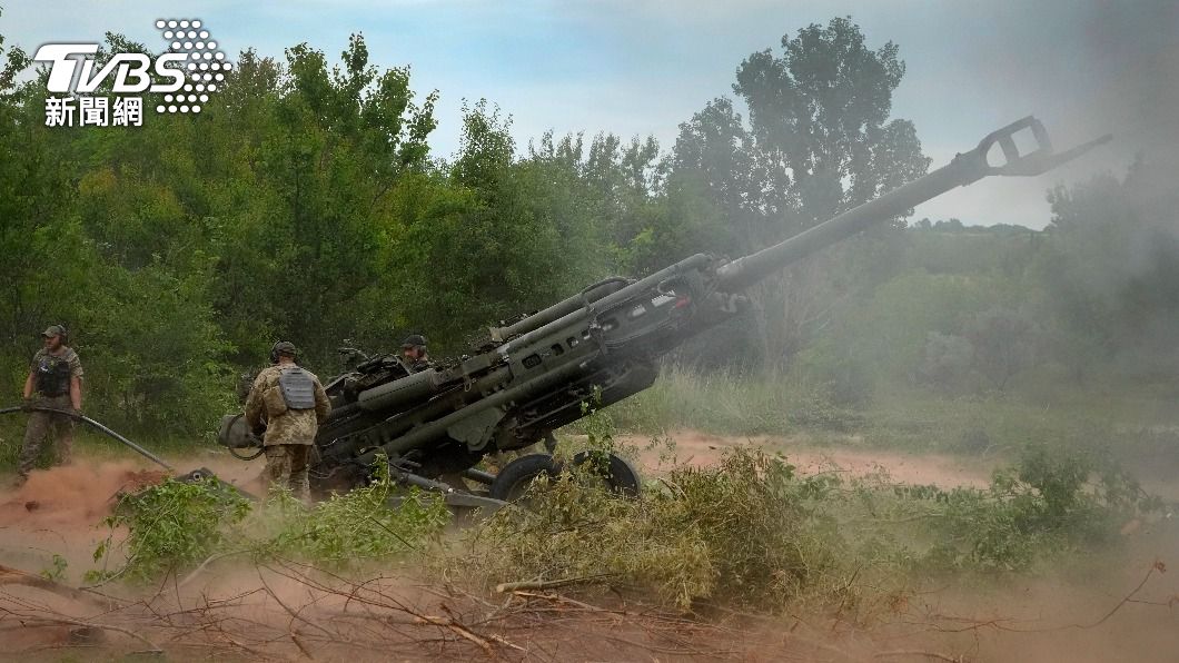烏軍使用美國提供的M777榴彈砲反攻俄軍。(圖/達志影像美聯社)
