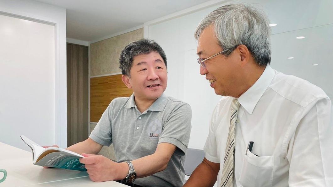 陳時中向謝金河請益。（圖/陳時中辦公室提供）