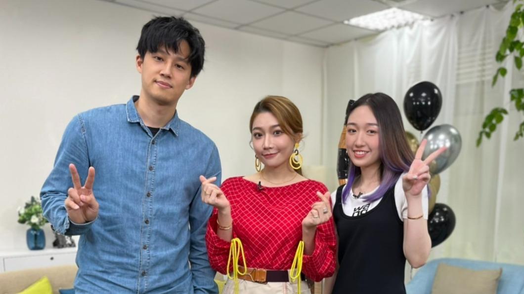 徐新洋（左）、王敏淳（右）上節目談父親，依依（中）為主持人。（圖／東風衛視提供）