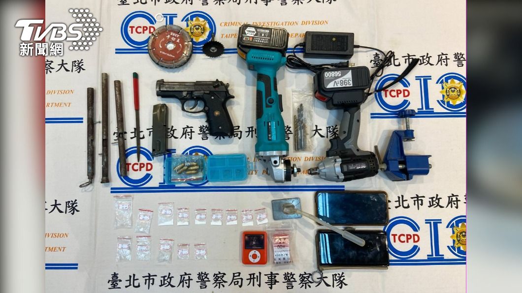 警方查扣改造手槍、毒品等等贓物。（圖／TVBS）