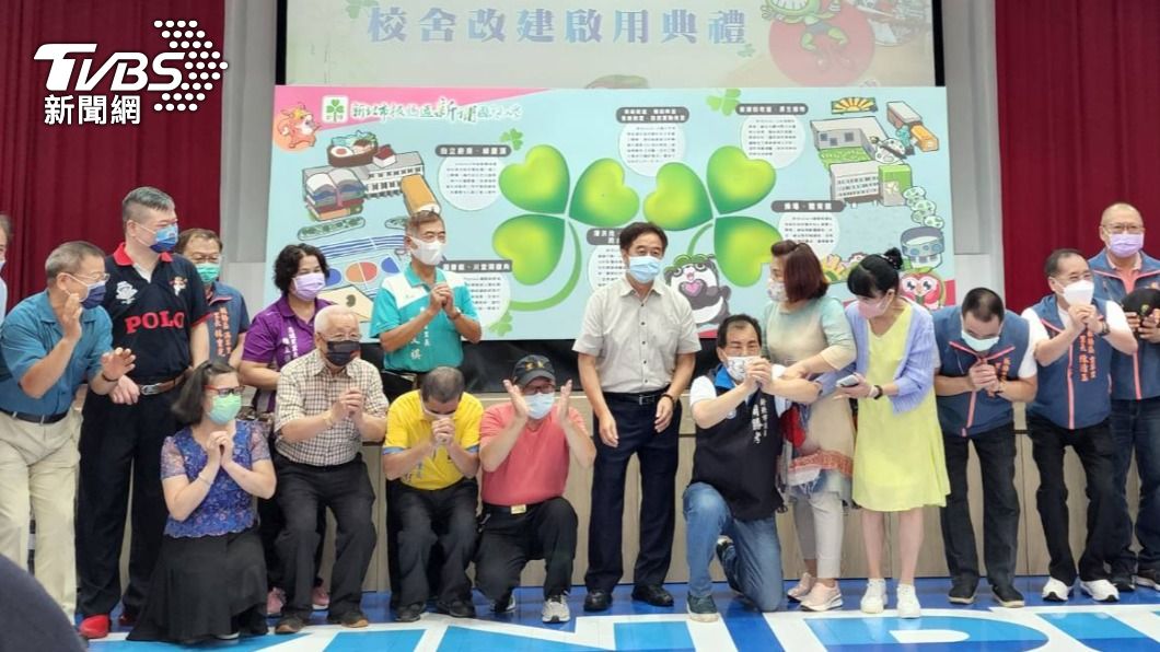 讚侯友宜12年改變新北 藍議員周勝考當場「下跪」