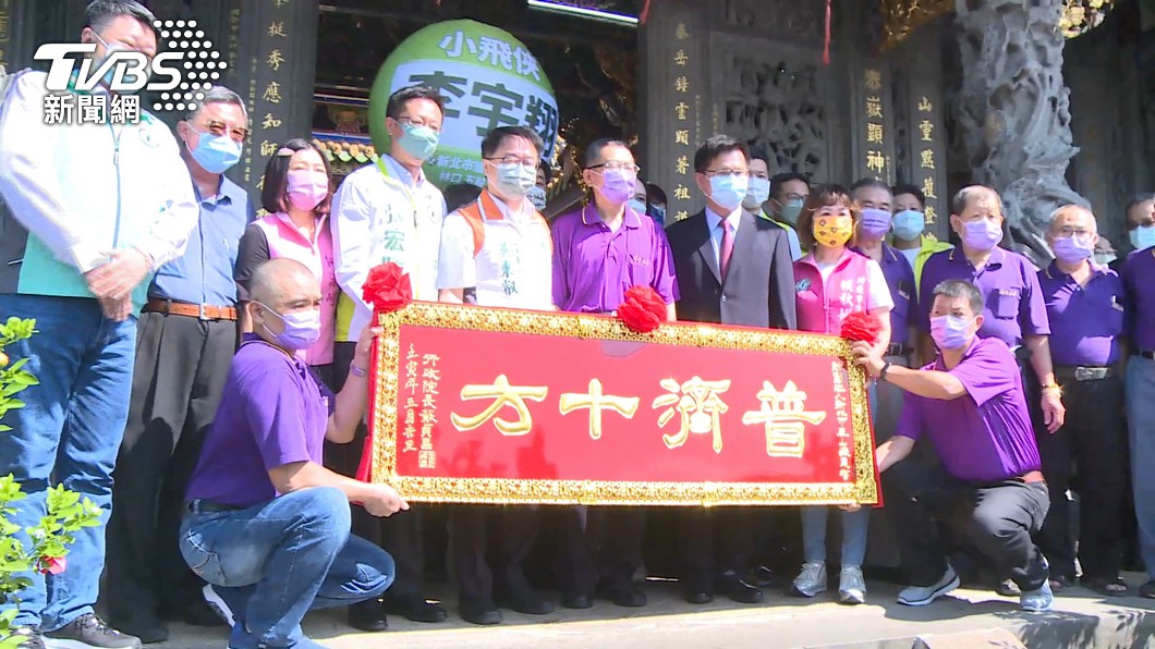 林佳龍今日前往新北市泰山區頂泰山巖參拜。（圖／TVBS）