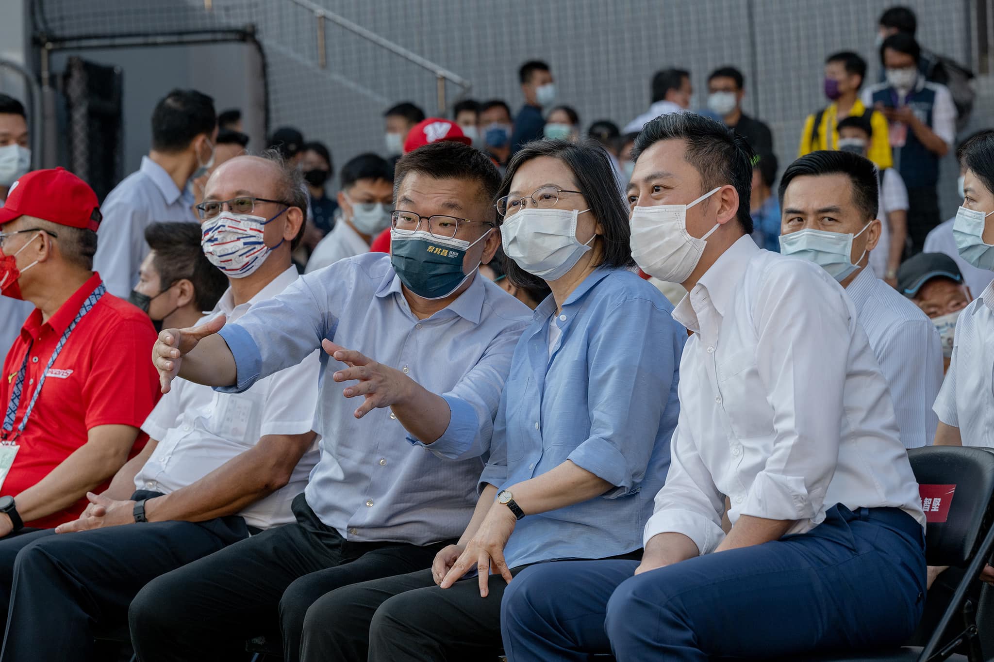 總統蔡英文、中職會長蔡其昌、前新竹市長林智堅都出席開幕戰。(圖/翻攝自蔡英文臉書)