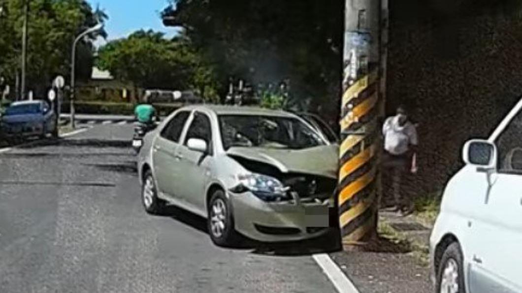 車禍發生時車身不斷冒煙。（圖／翻攝自爆料公社）