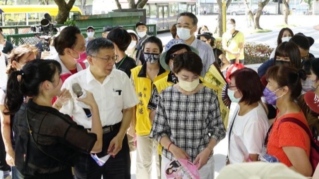 熱昏了?柯P手拿扇子竟是綠議員 黃珊珊急抽走換風扇