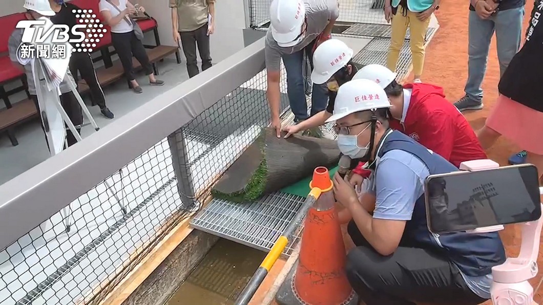 不少球員反映新竹球場整建後仍有許多問題。(圖/TVBS)