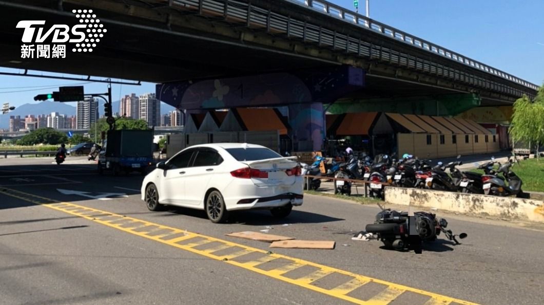 少女無照偷騎機車!車速過快追撞小轎車 傷重搶救中
