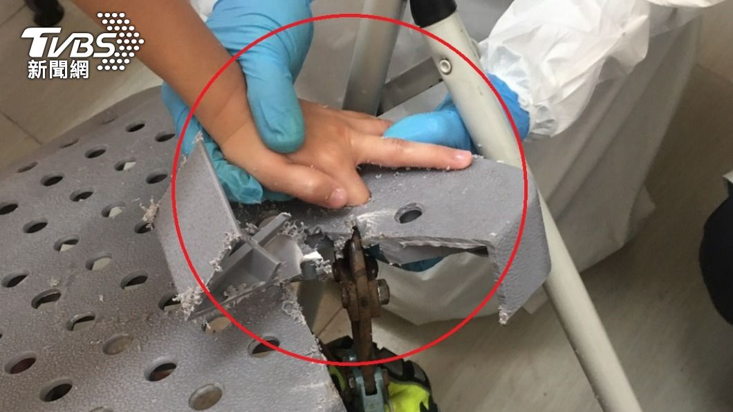 塗沙拉油也沒用!女童手指卡安親班「洞洞椅」 痛到發紫