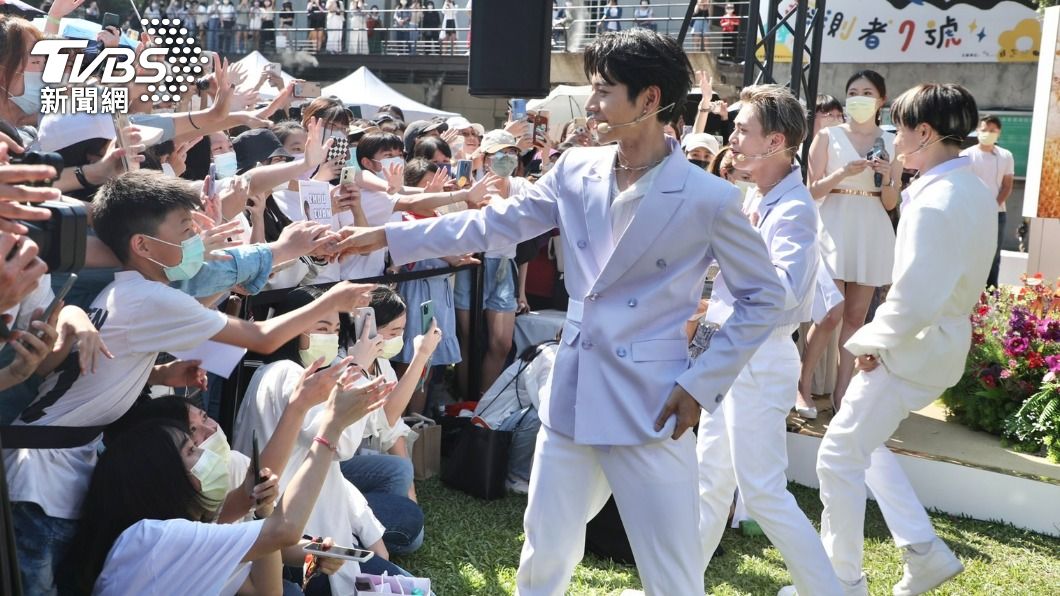 林佳辰暖心地與台下粉絲互動。（圖／黃城碩攝）