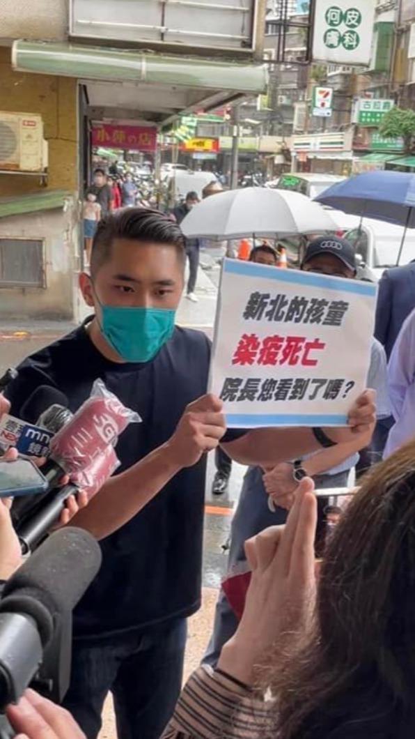 陳世軒先前在藥局門口與蘇貞昌溝通。（圖／翻攝自陳世軒 jimmy臉書）
