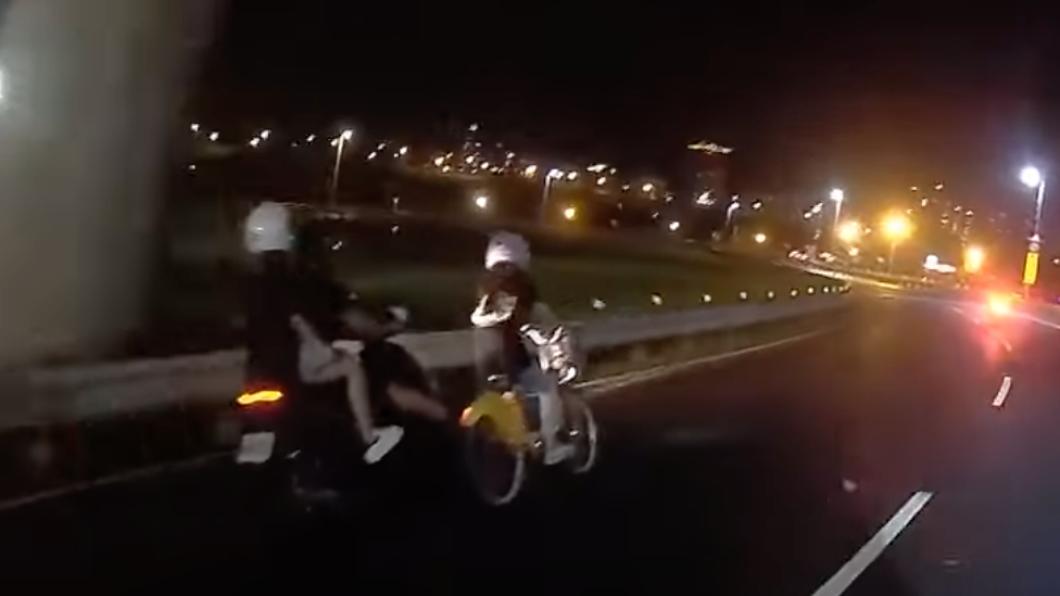 太危險！女戴安全帽騎YouBike　他時速70被超車