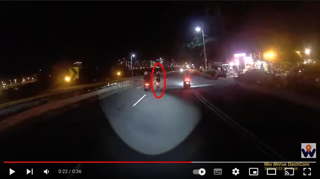 女子一路狂飆。(圖/翻攝自WoWtchout - 地圖型行車影像分享平台 YouTube頻道)