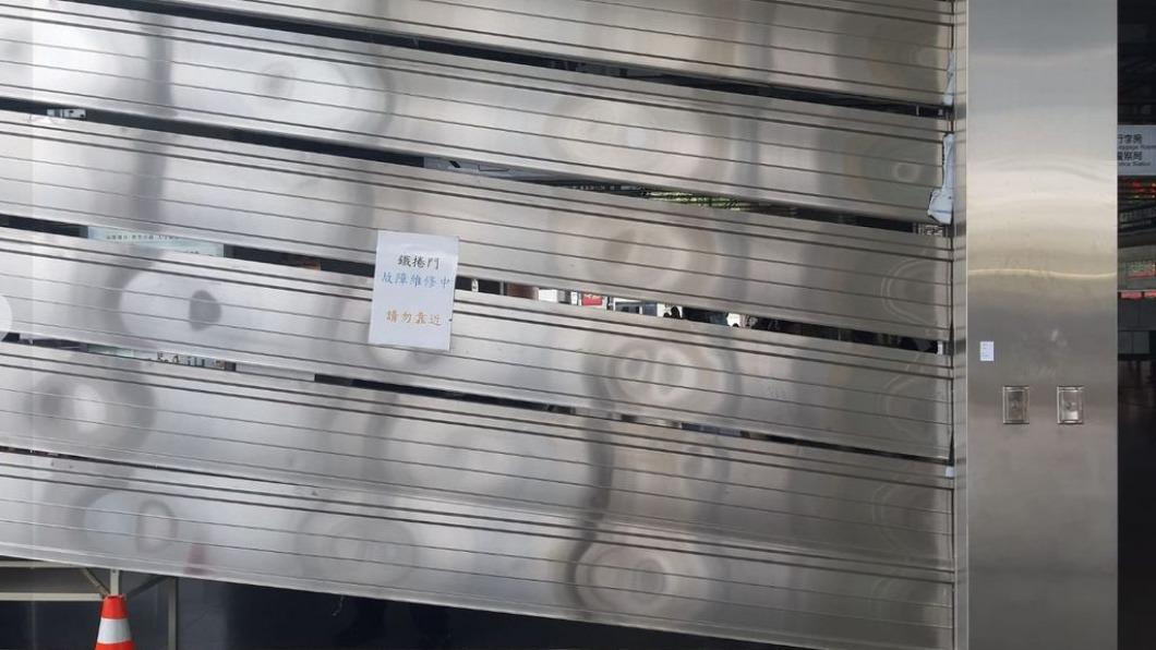 鐵捲門已壞近半年。(圖/翻攝自靠北台鐵)