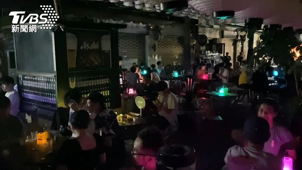 逢甲夜市近千戶大停電 民眾摸黑吃串燒