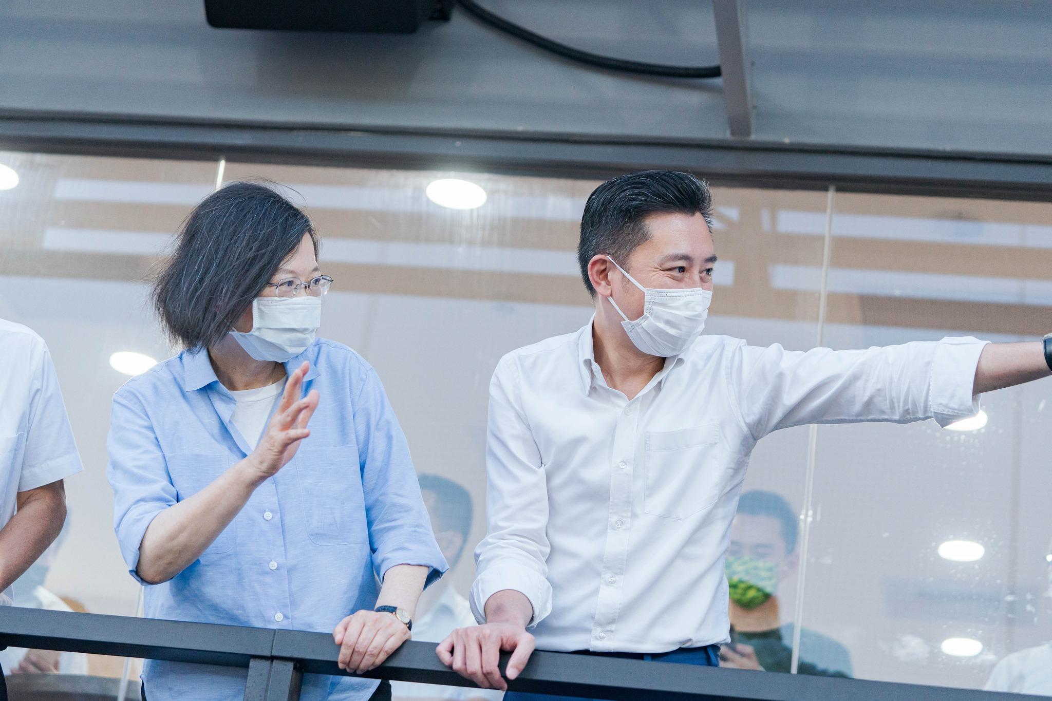 林智堅和總統蔡英文22日出席新竹棒球場開賽。(圖/翻攝自林智堅臉書)