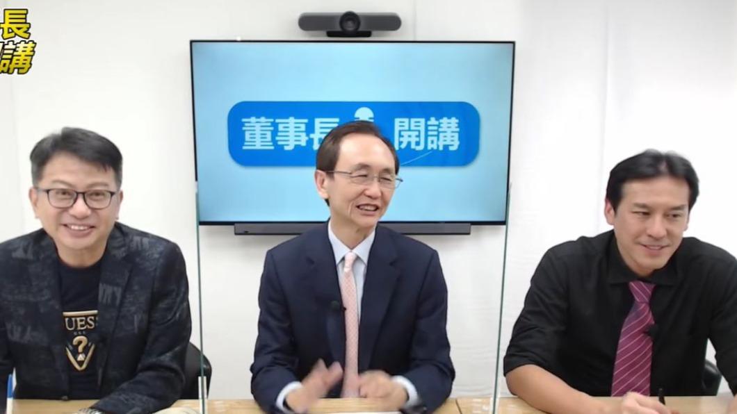 吳子嘉(中)指出,陳時中身後還有一個高手。(圖/翻攝自董事長開講YouTube)