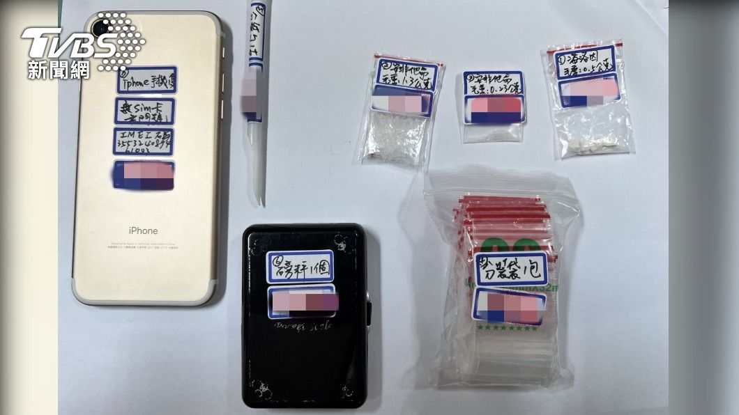 警方當場查扣毒品。（圖／TVBS）