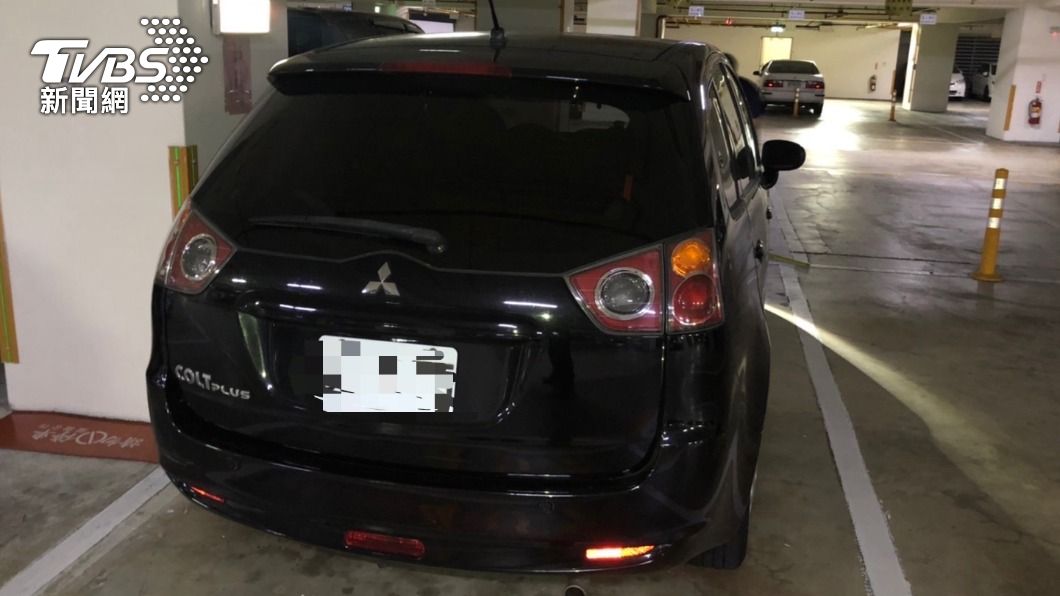 警方調閱監視器，發現吳姓駕駛肇事後將車停回停車場。（圖／TVBS）